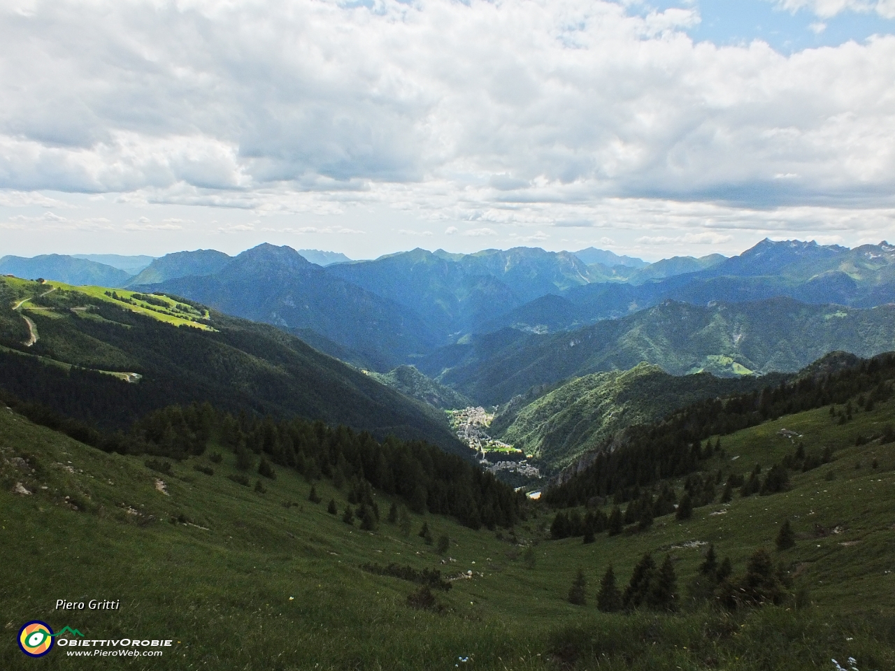 70 Dal Passo di Monte Colle la vallata di Piazzatorre....JPG